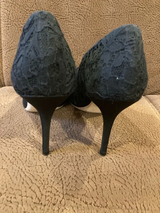 Dolce & Gabbana Bellucci Black Taormina Lace Pumps with Gold Charm Accents - Picture 7 of 9